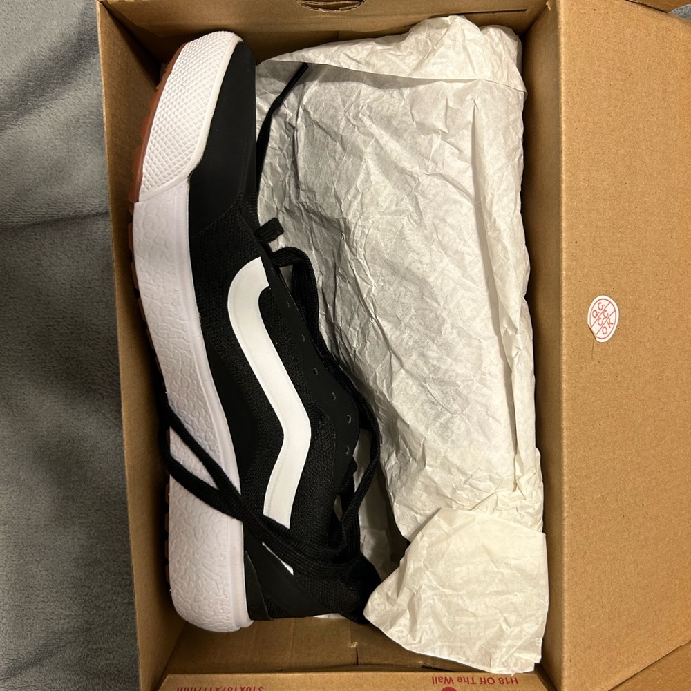 Vans unisex Black and White Ultrarush Sneakers